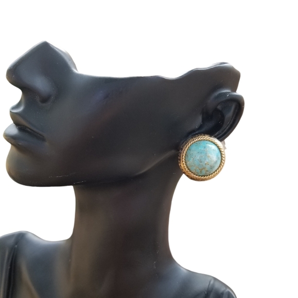 CAROL DAUPLAISE VINTAGE BLUE GEMSTONE CABACHON & GOLDTONE CLIP ON EARRINGS - Picture 2 of 6